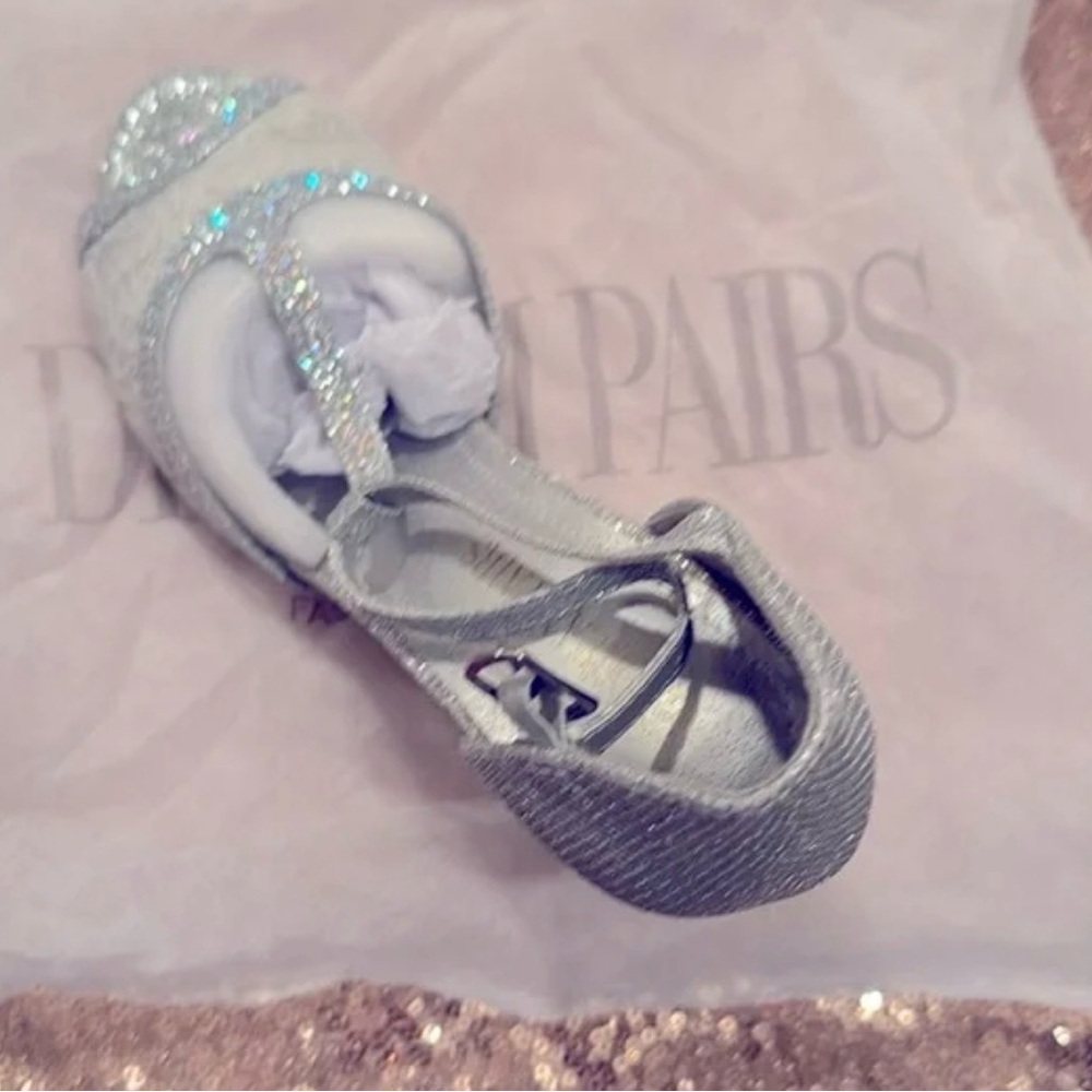 BRAND NEW Dream Pairs Glittery Silver Lace Heels - Picture 3 of 7